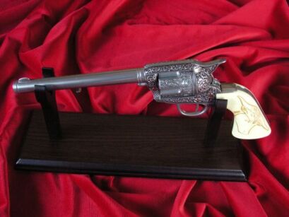 DREWNIANY STOJAK NA WIĘKSZE MODELE BRONI   (11001)