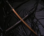 WSPANIAŁA KATANA O NIETYPOWYM OSTRZU - DAMAST +  STOJAK TR-026 - 2