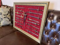 18 NOŻYKÓW DO LISTÓW Z RÓŻNYCH EPOK PLUS RAMA DO EKSPOZYCJI  (019) - 3