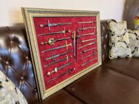 18 NOŻYKÓW DO LISTÓW Z RÓŻNYCH EPOK PLUS RAMA DO EKSPOZYCJI  (019) - 4