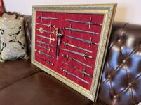 18 NOŻYKÓW DO LISTÓW Z RÓŻNYCH EPOK PLUS RAMA DO EKSPOZYCJI  (019) - 5