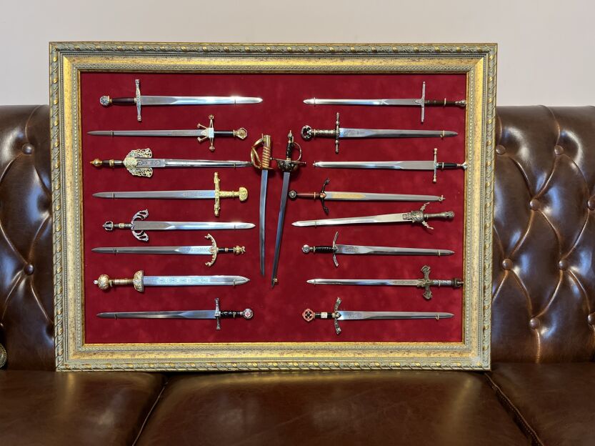 18 NOŻYKÓW DO LISTÓW Z RÓŻNYCH EPOK PLUS RAMA DO EKSPOZYCJI  (019)