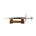 NOŻYK DO LISTÓW MINIATURKA HISTORYCZNY MIECZ KRZYŻOWCÓW ZE STALI TOLEDAŃSKIEJ (12)plus stojak - 12