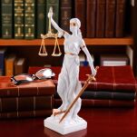 Okazała Biała Temida z wagą i mieczem 31 cm rzeźba symbol sprawiedliwości sygnowana 57 Special Replicas TEM-02 - 3